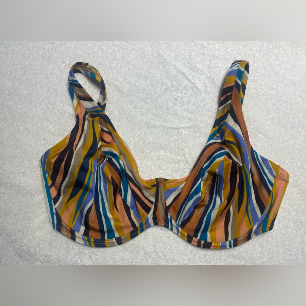 Plunge Bikini Top for M cup!! Cute color & pattern, got tons of compliments